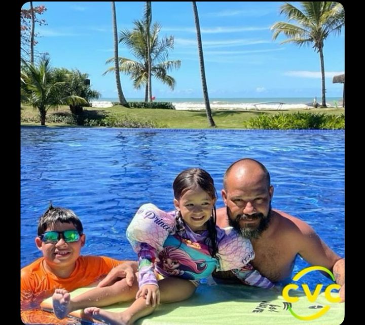 Família na piscina de resort em Ilhéus