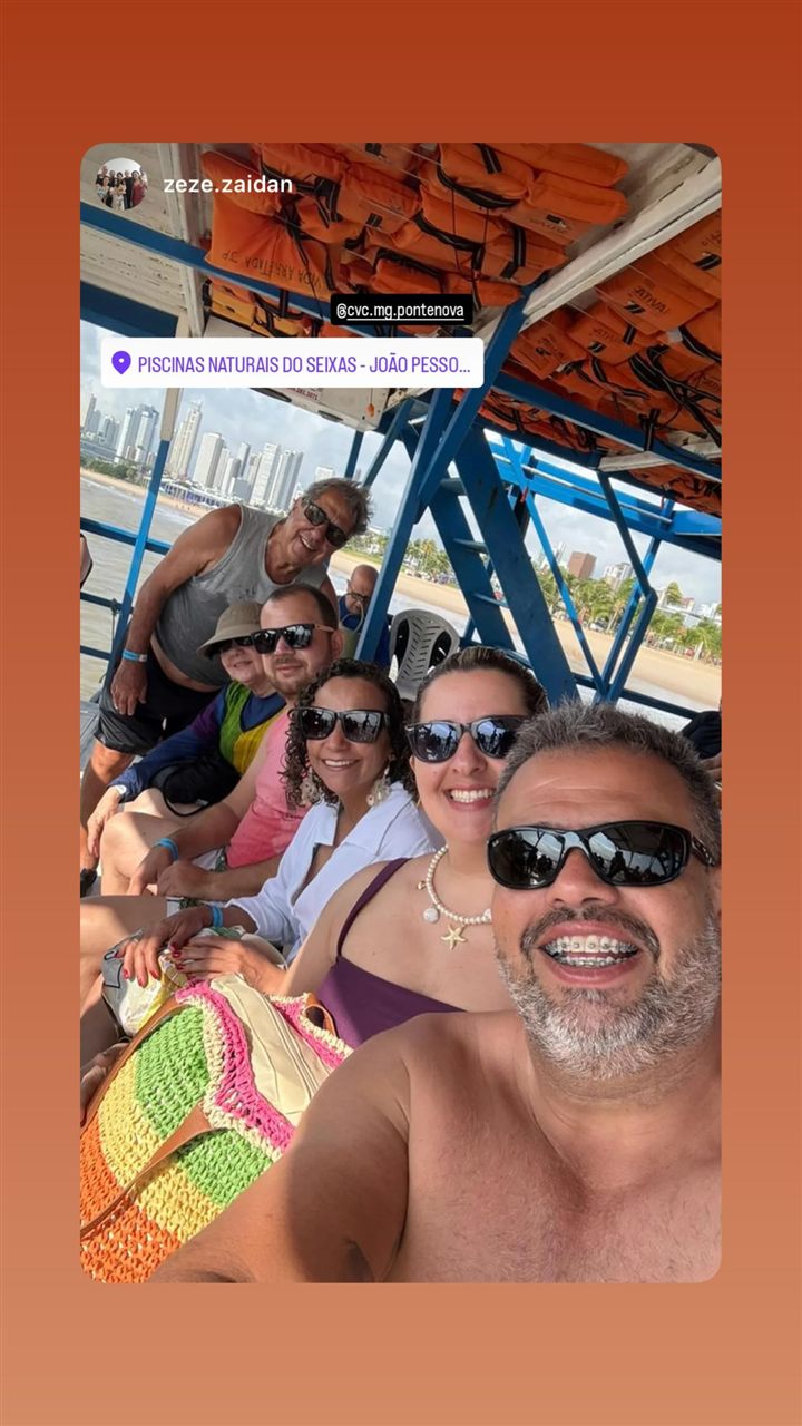 Grupo em passeio de barco em João Pessoa