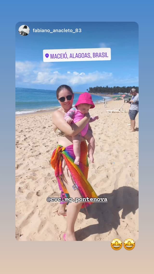Mãe e bebê na praia em Maceió